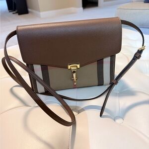 BURBERRY 
Macken leather crossbody bag, like new !
Authentic